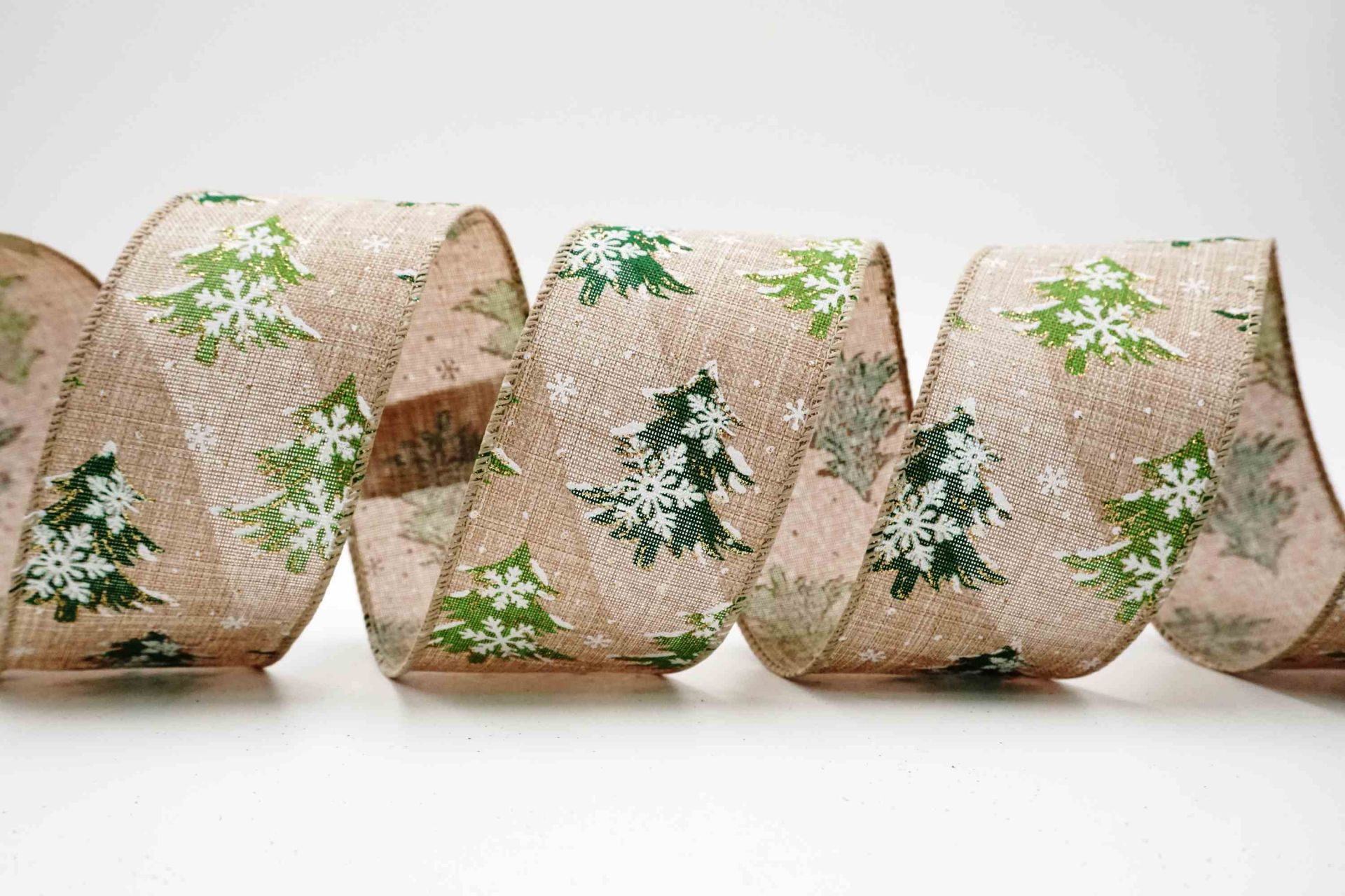 Fiocchi di neve e nastro dell'albero di Natale